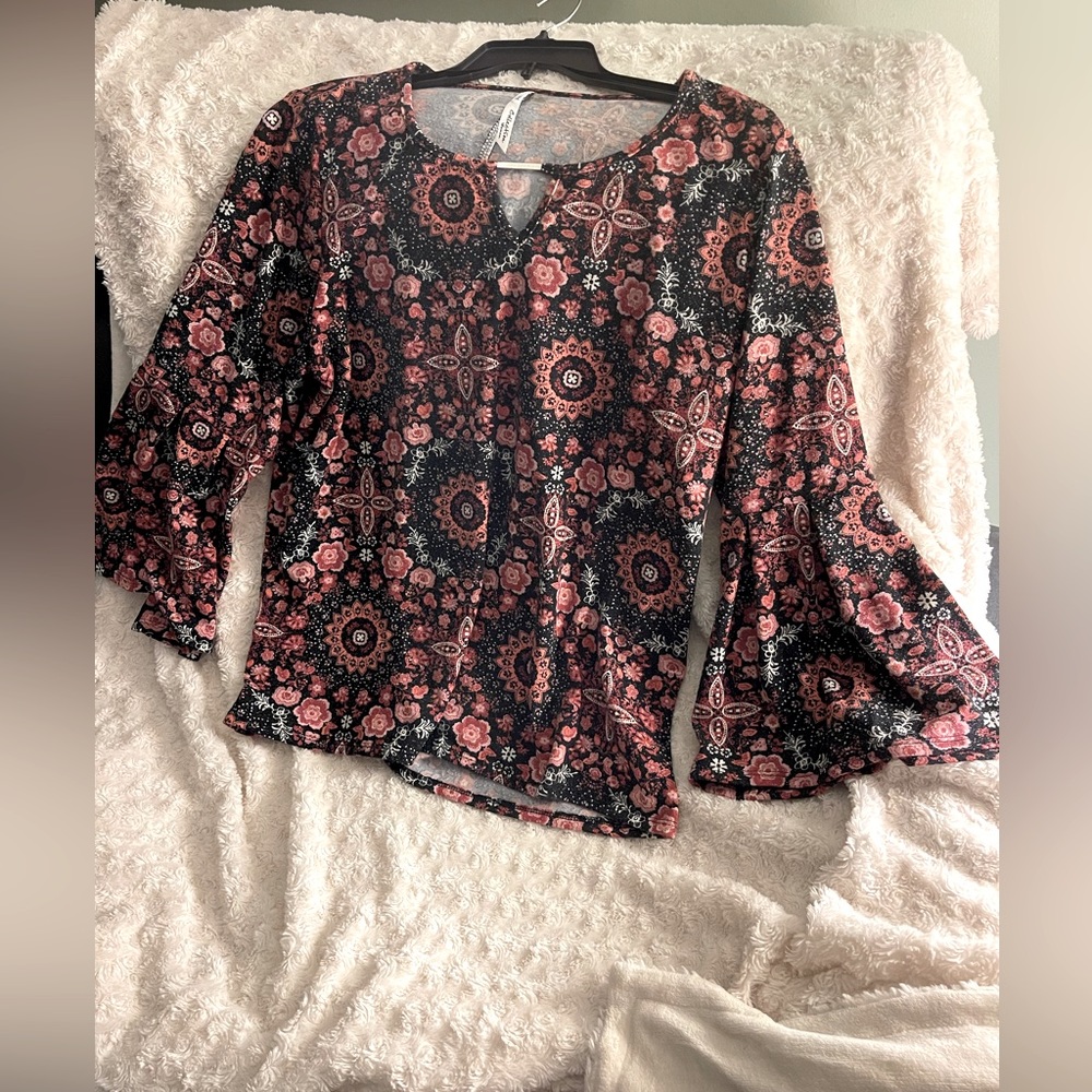 Women’s bell sleeve floral top. Size 2X.